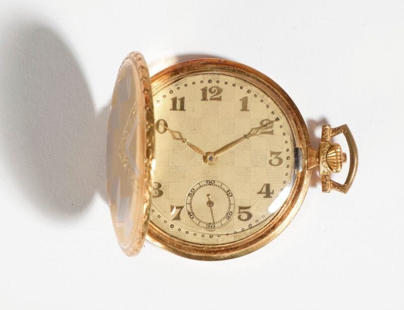 Anonyme vers 1900

Montre de poche en or jaune 18K (750) cadran doré à décor de damiers, chiffres arabes formant les heures, trotteuse à 6h. Mouvement à remontoir, boîtier à décor de damiers. Décors géométriques guillochés.

Diamètre :  50 mm.

Poids brut : 67,1 g

(Verre à refixer).