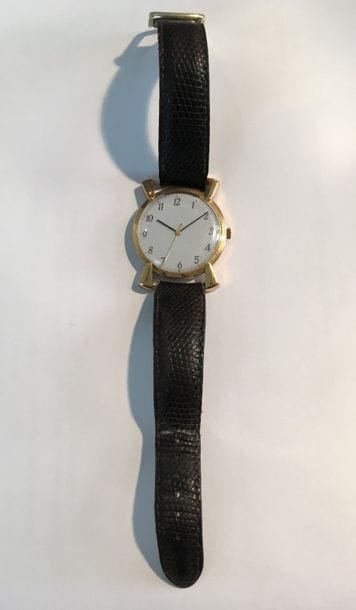 Montre bracelet d'homme en or 18K (750). Bracelet en cuir, mouvement quartz.

Poids brut : 27,2 g