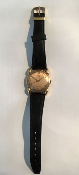 EMO. Montre bracelet d'homme en or 18K (750). Bracelet en cuir, mouvement mécanique. Vers 1850.

Poids brut : 33,2 g