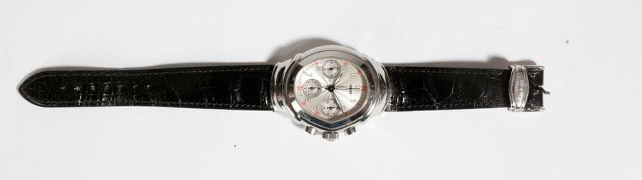 VERSACE. Montre bracelet d’homme et chronomètre en acier. Fond de boîte signé réf 4201-00-AC ,003-250. Beau mécanisme automatique, calibre Versace FM 7 000. Fond de boîte gravé à l’intérieur FRANCK MULLER, manufacture et SAV. Cadran argenté, chiffres arabes et aiguilles fluo, 3 compteurs.

Écrin et bracelet de rechange.