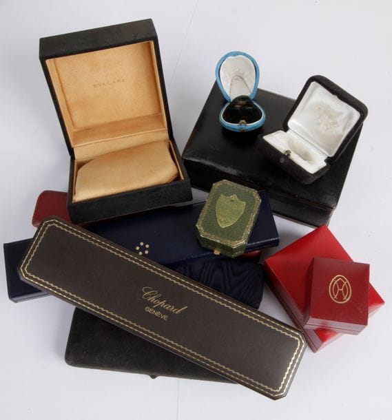Lot d'écrins et de pochettes en velours: Lalaounis, Bulgari, Boucheron, Hermès, Mauboussin, Fred, Mikimoto, Kirbea Beard & Co, Eterna, André Col, Au Vieux Paris, Chopard et Piaget (en l'état)