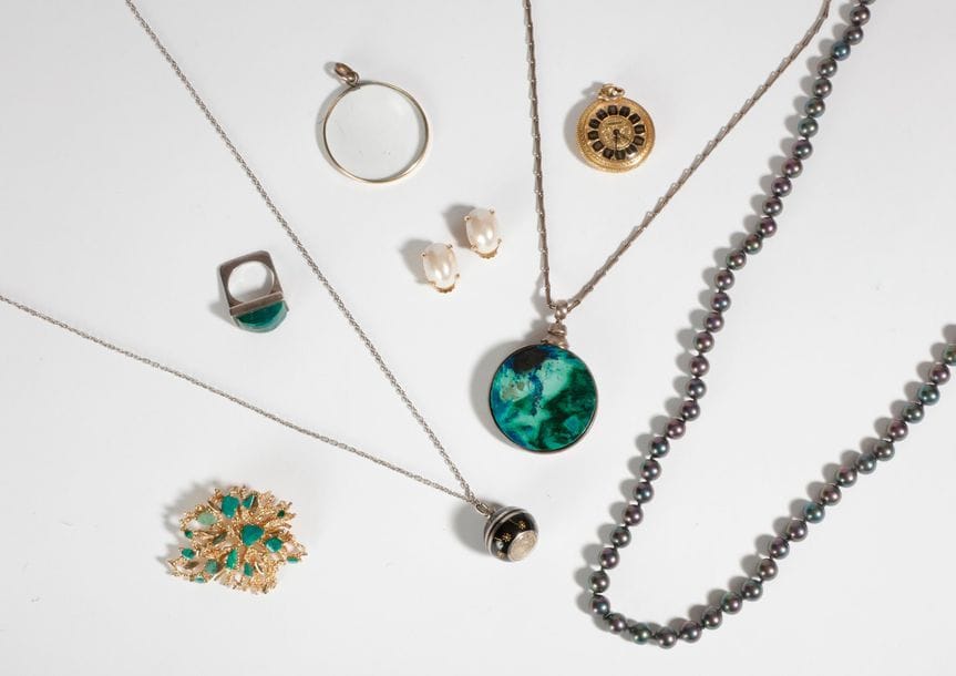 Lot de bijoux et accessoires fantaisie (colliers, pendentifs, bague et clips d'oreilles)