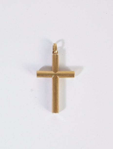 Pendentif croix en or 18K (750). Hauteur : 3,5 cm environ. Poids : 3,5 g 