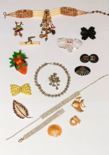 Lot de bijoux américains vintage en métal argentés ou dorés et verres de couleur de marque Napier, Coro Craft, Boucher, Sassen, Pell, Trifari, Truart, All My Baskets, Carlyle. On y joint une broche Christian Dior, un bracelet en argent et pierres du rhin, un bracelet 4 rangs de perles de matériaux différents