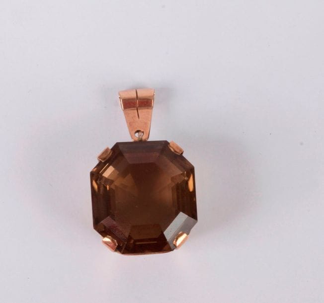 Pendentif en or rose 18K (750), orné d'un quartz fumé octogonal. Hauteur: 2,4 cm environ. Poids brut: 15,5 g