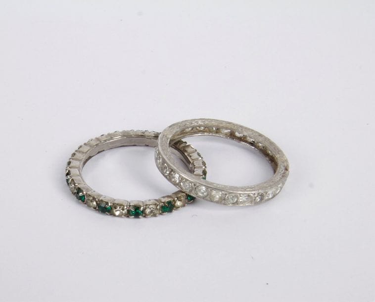 Alliance en or gris 18K (750), sertie de diamants ronds. Tour de doigt: 52/53. Poids brut: 1,8 g (manque; on joint une bague fantaisie)