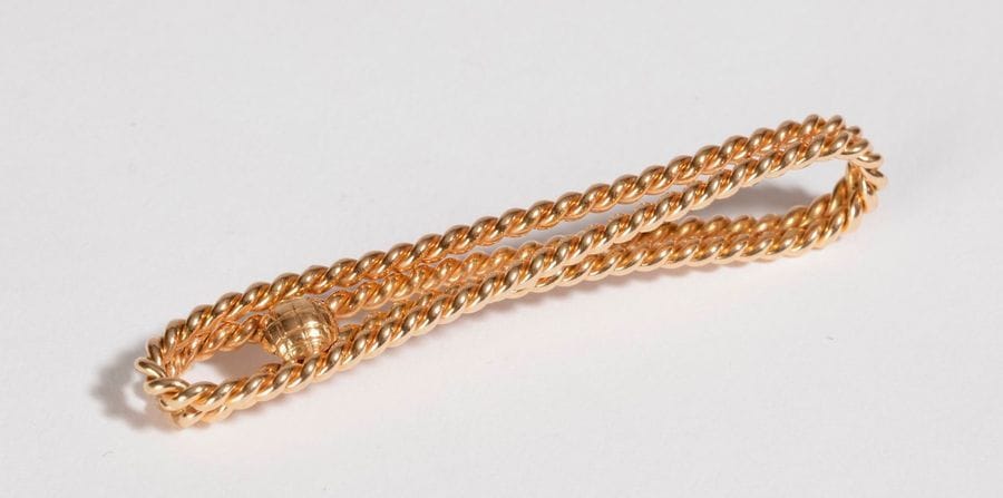 Pince à cravate en or 18K (750) torsadé. Longueur: 6 cm environ. Poids: 9,3 g