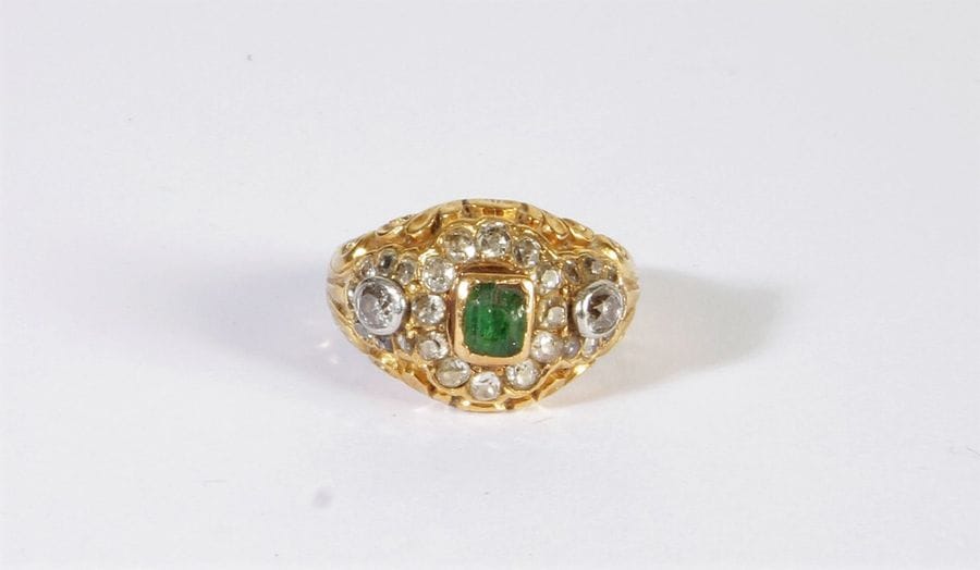 Bague en or 18K (750) sertie d'une émeraude et de diamants de taille ancienne. Tour de doigt: 50. Poids brut : 7,2 g (choc)