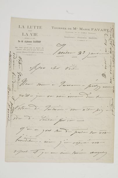 Marie FAVART (1833-1908) actrice, sociétaire de la Comédie-Française. 4 L.A.S., [1890 et s.d.] ; 9 pages formats divers, 3 à son chiffre. 
 À une Princesse : « L’Impératrice assiste ce soir à la représentation, impossible d’avoir une loge »… Tarascon 23 janvier [1890], pendant sa tournée de La Lutte pour la vie d’Alphonse Daudet (en-tête de La Lutte pour la vie de M. Alphonse Daudet, Tournée de Mme Marie Favart), [à Alphonse Daudet] : « Mon cher Voisin, nous sommes à Tarascon, protégez-nous, qu’est ce qui va nous arriver dans la Patrie de Tartarin – vous n’êtes pas en odeur de sainteté par ici. […] Le plus mauvais est passé je crois. Nous avons eu hier à Avignon une très belle salle et très sympathique »… Toulouse, 11 août : « On me gâte beaucoup, mais rien ne peut entrer en lutte avec ma chère Comédie F. et mes chers amis »… Plus une carte de visite autographe et une coupure de presse.
On joint une L.A.S. de Madeleine BROHAN, [début 1875], à l’acteur Delaunay (4 pages in-8) : elle s’ennuie au Théâtre Français et évoque sa rivalité avec Mademoiselle Plessy ; elle envisage de démissionner…
