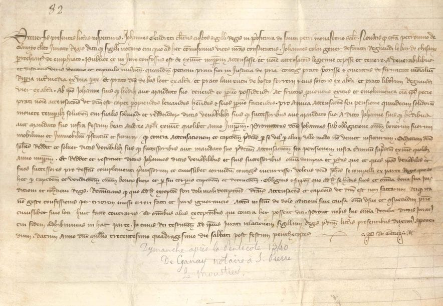 NIVERNAIS Charte établie et signée par Petronne de Ganay, notaire à Saint-Pierre-le-Moustier, dimanche après la Pentecôte 1340 ; vélin oblong in-fol ; en latin

Ratification du transfert du droit de métayage de terres possédées par le doyen et le chapitre de Nevers Par cet acte, dressé sous la direction de Johannes Cendreti, garde du sceau royal à Saint-Pierre, le droit est conféré à Johannes Colar, gendre de défunt Régnaud Le Bar de Chisaux, paroissien à Emphiacum [Imphy], de tenir des doyen et chapitre un pré, entre ceux de Laurent de Bosco Sorrens et sa sœur d’un côté, et ceux des enfants de Régnaud de l’autre, et entre la berge de la rivière et le pré du seigneur de Bas Loet… Il est confirmé dans tous ses droits comme locataire, et, en retour, est redevable d’un cens de 500 sous (solidi) aux doyen et chapitre, payable à eux, ou à leur ordre, tous les ans à la Saint-André… Colar a donné en gage tous ses biens, ses droits et d’autres émoluments, pour le paiement de ceci, et promet d’indemniser les doyen et chapitre de toute perte ou dommages à leurs terres…