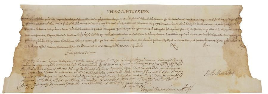 Giovanni Battista Pamphili, INNOCENT X (1574-1655) Pape en 1644. Bref manuscrit en son nom, Rome à Sainte-Marie-Majeure 20 mai 1648 ; vélin oblong in-fol. (14,5 x 41 cm) (fortes mouillures avec manques ayant emporté les fins de lignes) ; en latin.   Expédition d’un privilège pour 7 autels du couvent des Carmélites de Calatayud (diocèse de Tarazona en Espagne). Signature de M.A. Maraldi, et apostille d’un chanoine de Calatayud.