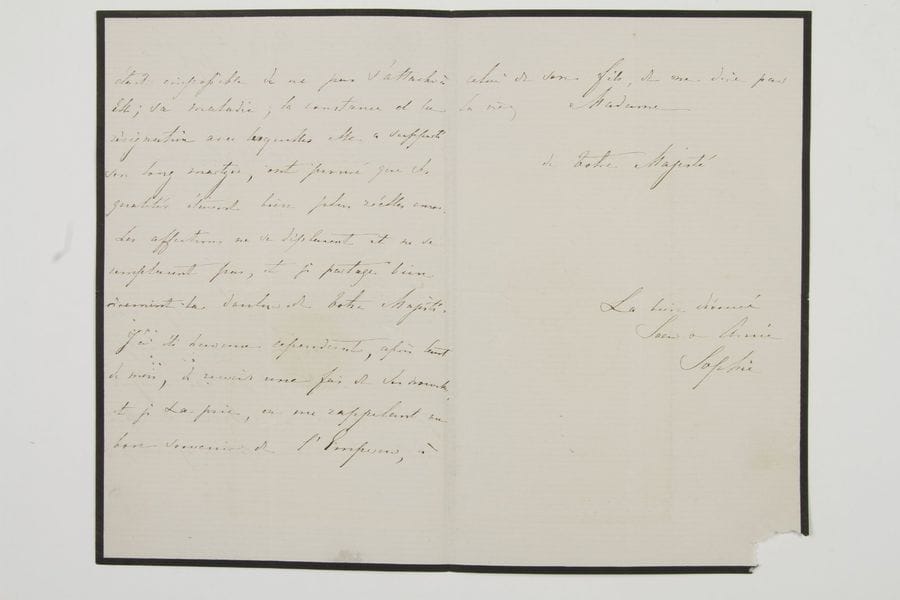 Sophie de WURTEMBERG (1818-1877) Reine des Pays-Bas ; fille de Guillaume Ier de Wurtemberg, première femme (1839) de son cousin le Prince d’Orange, futur Guillaume III des Pays-Bas (1817-1890). L.A.S. « Sophie », Maison des Bois 18 juin 1870, à l’Impératrice Eugénie ; 2 pages et demie in-8, enveloppe avec son contreseing ms et cachet de cire noire aux armes (deuil) ; en français.{CR}   Lettre de condoléances sur la mort de Mme de Montebello (Adrienne de Villeneuve-Bargemont, comtesse de Montebello, 1826-1870, dame du palais de l’Impératrice, décédée le 8 juin) : « Son commerce était si agréable qu’il était impossible de ne pas s’attacher à elle ; sa maladie, la constance et la résignation avec lesquelles elle a supporté son long martyre, ont prouvé que ses qualités étaient bien plus réelles encore. Les affections ne se déplacent et ne se remplacent pas, et je partage bien vivement la douleur de Votre Majesté »...
