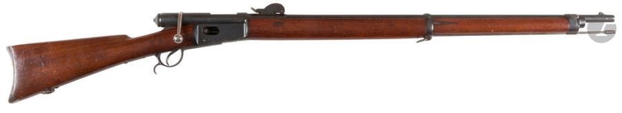 Fusil suisse Vetterli M 81, calibre 10,4 mm.
Canon rond, à pans au tonnerre avec hausse et boite de culasse bronzés. Marque de la Waffenfabrik de Bern.
Garnitures en fer. Crosse en noyer avec marquages. Baguette en fer. L’ensemble au même numéro.
B.E. 

