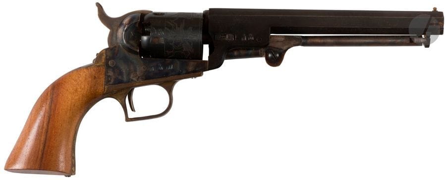 Revolver Colt modèle 1848 pocket (baby dragoon), à poudre noire, six coups, calibre 31. Plaquettes de crosse en noyer. Finition bleuie jaspée. 
B.E. Reproduction, fabrication moderne italienne pour le tir.

