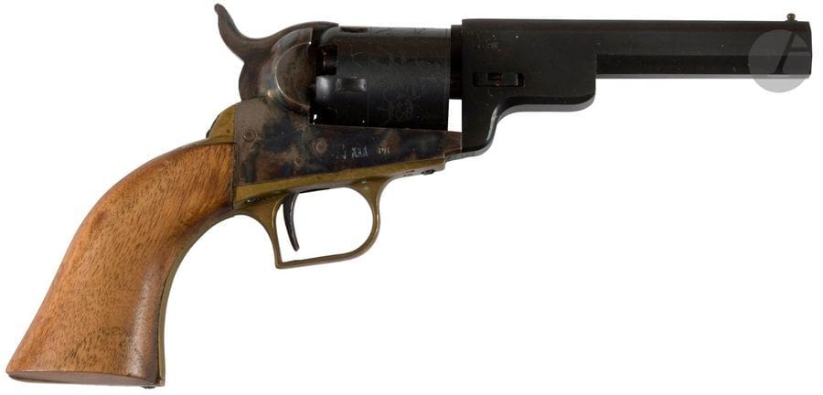Revolver Colt pocket à poudre noire, cinq coups, calibre 31. Carcasse en laiton. Plaquettes de crosse en noyer.
Finition bleuie jaspée.
B.E. Reproduction, fabrication moderne italienne pour le tir.

