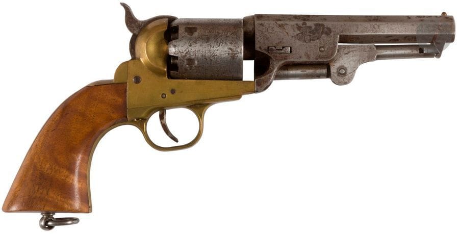 Revolver modèle 1851 Navy, à poudre noire, six coups, calibre 36.
Carcasse en laiton. Plaquettes de crosse en noyer. Finition vieillie piquée.
Dans l’état. Reproduction, fabrication moderne italienne pour le tir.

