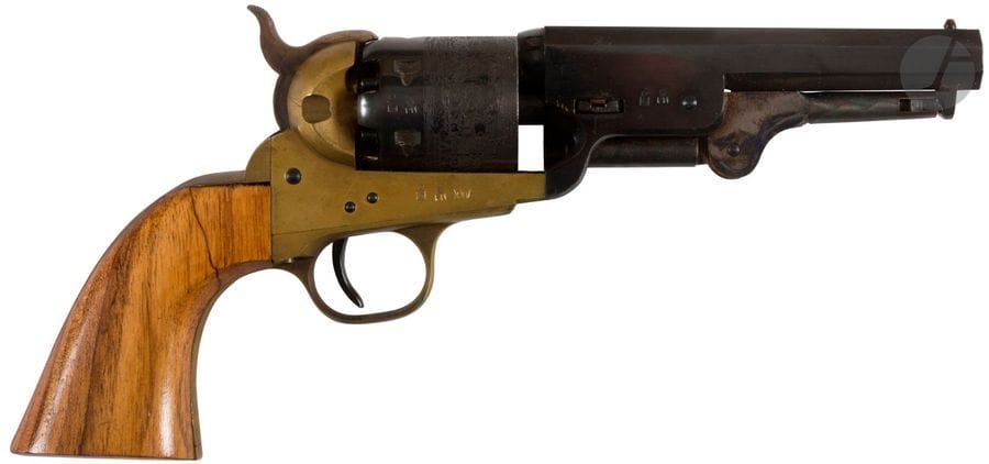 Revolver Colt Reb Navy 1851 à poudre noire, six coups, calibre 36. 
Carcasse en laiton. Plaquettes de crosse en noyer. Finition bleuie gravée.
A.B.E. Reproduction, fabrication moderne italienne pour le tir.

