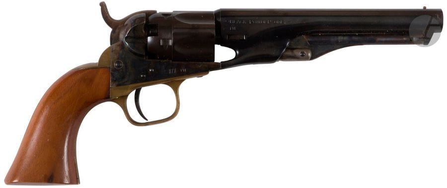 Revolver Colt police modèle 1862, à poudre noire, cinq coups, calibre 36. 
Bâti en laiton. Plaquettes de crosse en noyer. Finition bleuie gravée.
B.E. Reproduction, fabrication moderne italienne pour le tir.

