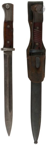 Deux baïonnettes 98K. 
- une à plaquettes de bois. S.F. Marquée ASW 43. 
- une à plaquettes synthétiques striées. Marquée ASW 43. Avec gousset en cuir. 
A.B.E. 


