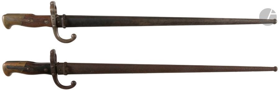 FRANCE. Deux baïonnettes Gras modèle 1874. 
- une en E.M. Lame de St Etienne Novembre 1880. DS.F.
- une en B.E. Fourreau bronzé. Lame « Paris Oudry 1879 ». L’ensemble au même numéro. 

