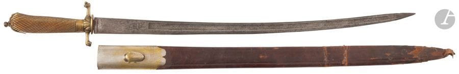 Couteau de vénerie.
Poignée en ivoire strié. Monture en bronze. Lame à dos gravée d’animaux au talon.
XVIIIe siècle.
Dans un fourreau en cuir, (pliures), à chape argentée. XIXe siècle.
Longueur : 61,5 cm
A.B.E.

