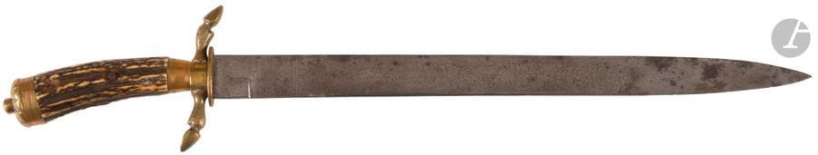 Couteau de vénerie allemand. 
Poignée en bois de cerf, à deux boutons de rivure (manquants). Monture à deux quillons en pattes de cerf. Lame à dos plat et contre tranchant, entièrement gravée de gibiers en sous-bois. 
A.B.E. S.F. Fin du XIXe siècle. 

