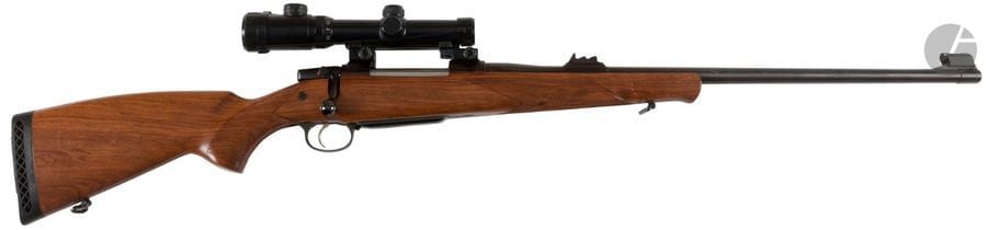 Carabine à verrou modèle CZ 550 Magnum, calibre 375 H&H Mag. 
Canon de 62 cm avec hausse à feuillets à 300 m. Crosse pistolet à joue, en noyer en partie quadrillé, avec sabot amortisseur de 36 cm 
Longueur totale : 116 cm 
Monté avec une lunette 1x-4x20. 
Catégorie C à déclarer. N°E3344

