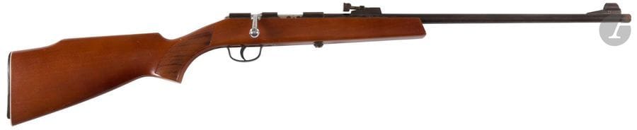 Carabine de tir à verrou Colibri, un coup, calibre 22 LR, « Manufacture d’armes stéphanoise J. Gaucher ». Canon rond avec hausse. Crosse pistolet en hêtre.
Longueur canon : 55 cm - Longueur totale : 102 cm
Catégorie C. N°079599

