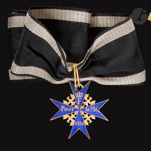 ALLEMAGNE - RÉPUBLIQUE FÉDÉRALE
ORDRE DU MÉRITE FÉDÉRAL, créé en 1951.
Croix de commandeur.
En bronze doré et émail. Cravate.
65 x 58 mm
On y joint une croix de l’ordre « Pour le mérite » en bronze doré et émail (éclat). Cravate. Fabrication moderne.
SUP.

