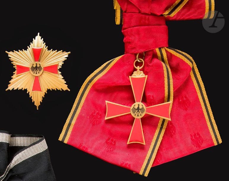 ALLEMAGNE - RÉPUBLIQUE FÉDÉRALE
ORDRE DU MÉRITE FÉDÉRAL, créé en 1951.
Ensemble de grand-croix de Seyid Hassan Taghizadeh, Président du Sénat impérial d’Iran, comprenant :
- Bijou, en bronze doré et émail. Avec son écharpe brodée d’aigles.
80 x 68 mm
- Plaque, en vermeil et émail. Revers à attache basculante. Poinçon de titre 935 et d’orfèvre SK.
80 mm - Poids brut : 49 g
- Insigne de boutonnière de grand-croix.
Dans son écrin gainé de velours bleu nuit, frappé de l’Aigle fédéral, de la Maison SHULER & KUN.
SUP.

