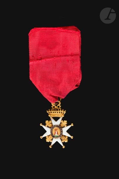 France
Rare croix de chanoinesse du chapitre d’Alix. 
En or ciselé et émail (éclats et manques aux pointes), sous couronne comtale. Anneau transversal double. Ruban en soie moirée. 
36 x 26 mm - Poids brut : 11 g
T.B.
Fin du XVIIIe siècle.
Historique  :
En 1755, le Roi par lettres patentes du mois de janvier, accorda aux dames chanoinesses d’Alix, dans le diocèse de Lyon, la permission de porter une croix d’or à huit pointes, cantonnée de quatre fleurs-de-lis, émaillée de blanc, bordée d’or, une médaille au milieu chargée d’un St Denis décapité, portant une robe de pourpre, un surplis blanc, une étole de pourpre sur un fond rouge, avec cette légende « AUSPICE GALLIARUM PATRONO ». Sur le revers est une vierge tenant l’enfant Jésus émaillée en bleu sur une terrasse de sinople, entourée d’une légende « NOBILIS INSIGNIA VOTI ». La croix surmontée d’une couronne de comte.
