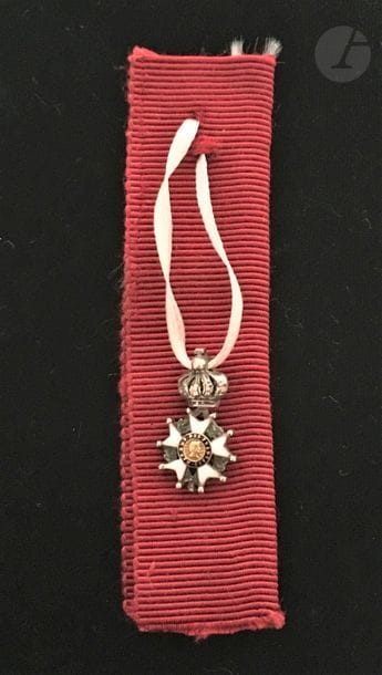 FRANCE 
ORDRE DE LA Légion D’HONNEUR, institué en 1802. 
Étoile de chevalier d’époque Second Empire, en miniature. 
Argent, or et émail (éclats). Sans anneau. 
17 x 10 mm - Poids brut : 2 g
T.T.B. 
On y joint un insigne d’officier des palmes académiques en argent et émail (manques). Dans sa boîte du fabricant Kretly. 

