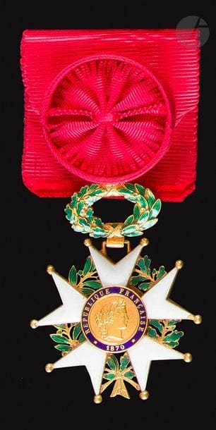FRANCE 
ORDRE DE LA Légion D’HONNEUR, institué en 1802. 
Étoile d’officier d’époque IIIe République. 
En or et émail. Ruban à rosette. Poinçon tête d’aigle et d’orfèvre Ouizille Lemoine. 
61 x 41 mm 
Dans son écrin de la Maison Ouizille Lemoine, avec attribution à Eugène LANTRAC, ingénieur ayant participé à l’érection du Pont Alexandre III. 
T.T.B. 

