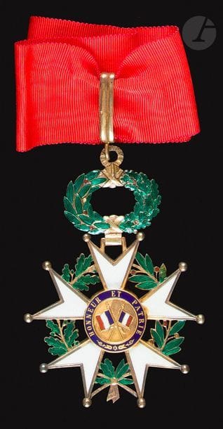 FRANCE 
ORDRE DE LA Légion D’HONNEUR, institué en 1802. 
Étoile de commandeur d’époque IIIe République, modèle à filets. Vermeil et émail (infimes éclats aux feuillages). Cravate. Poinçon tête de sanglier et Arthus Bertrand. 
93 x 64 mm
Dans un écrin Arthus Bertrand. 
T.T.B. 

