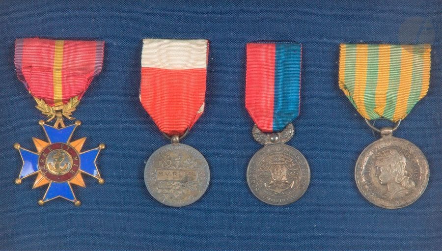 FRANCE 
Cadre contenant quatre décorations :
- médaille du Tonkin (modèle Armée de terre).
- médaille d’association « Terre et Mer ».
- médaille du travail attribuée.
- médaille des sauveteurs dieppois.
Rubans.
B.E.

