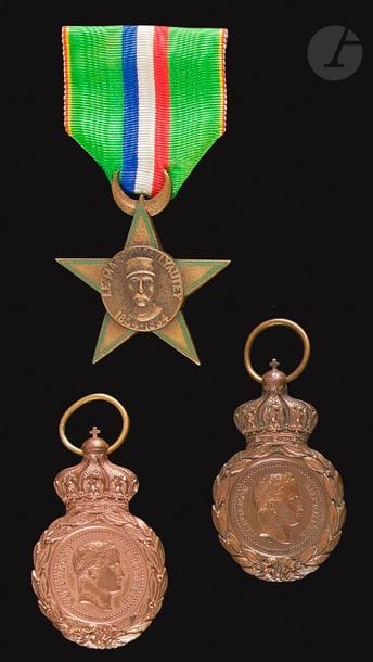 FRANCE 
Deux médailles de Sainte Hélène et une médaille « Le maréchal Lyautey 1854-1934, 15e congrès national de l’UNOR Maroc 1935 ».
Bronze, ruban.
On y joint une boucle agrafe d’officier d’artillerie et une bande de bâchis blanche marquée « Jeanne d’Arc ».

