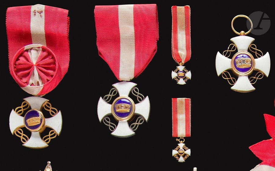 ITALIE
ORDRE DE LA COURONNE D’ITALIE, créé en 1868.
Ensemble de cinq pièces comprenant :
- croix de chevalier en vermeil et émail. Ruban. 36 x 34 mm - Poids brut : 13,5 g
- croix d’officier en or et émail (enfoncement d’un centre). 37 x 35 mm - Poids brut : 8,8 g
- croix d’officier en or et émail (manque le revers du centre). 35 x 32 mm - Poids brut : 12 g
- deux miniatures en or et émail.
T.T.B.

