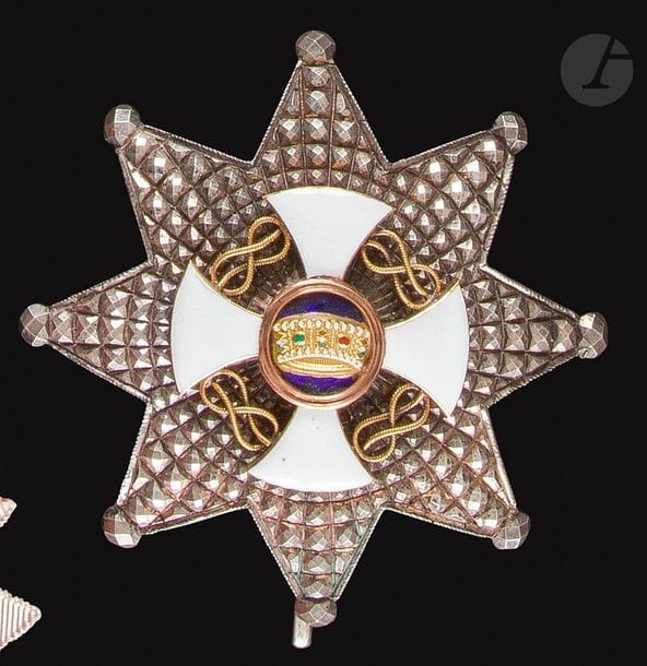 ITALIE
ORDRE DE LA COURONNE D’ITALIE, créé en 1868.
Plaque de grand officier.
Argent travaillé à pointes de diamant, centre en or ciselé et émail (petits éclats).
Revers à attache basculante. Poinçon au cygne. Marque du fabricant Cravanzola, successeur de Borani.
75 mm - Poids brut : 59 g
T.T.B.

