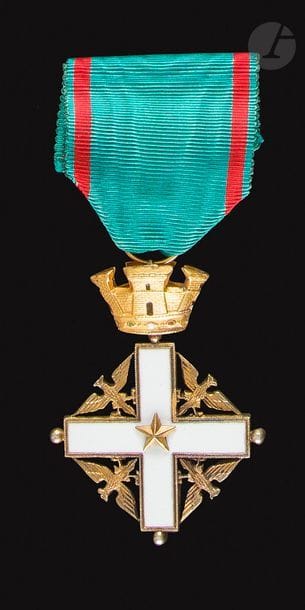 ITALIE
ORDRE DU MÉRITE DE LA RÉPUBLIQUE, créé en 1951.
Deux pièces :
- étoile de chevalier. Dans un écrin de la maison Gardino. Poids brut : 23 g
- étoile de commandeur. Dans son écrin de la maison Pozzi, avec insigne de boutonnière.
Poids brut : 40 g
Vermeil et émail. Ruban et cravate.
SUP.

