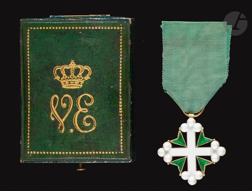 ITALIE
ORDRE DE SAINT MAURICE ET LAZARE, créé en 1572.
Étoile de chevalier, modèle sans couronne avant 1868, en or et émail, ruban ancien.
Dans son écrin de la maison Borani au chiffre du roi Victor Emanuel.
37 x 39 mm - Poids brut : 9 g
T.T.B.

