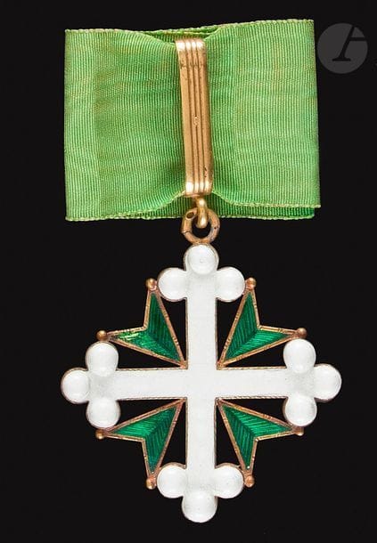 ITALIE
ORDRE DE SAINT MAURICE ET LAZARE, créé en 1572.
Croix de commandeur, modèle avant 1868, sans couronne. En or et émail (restaurations aux émaux vert). Anneau renforcé, poinçon au hibou, fragment de cravate.
56 x 50 mm - Poids brut : 18 g
T.B.

