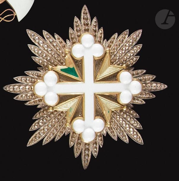 ITALIE
ORDRE DE SAINT MAURICE ET LAZARE, créé en 1572.
Plaque de grand-croix en argent, or et émail (manque l émail vert des quatre branches).
Revers à deux crochets et attache basculante. Marque du fabriquant CRAVANZOLA
Diamètre : 90 mm - Poids brut : 60 g
T.B.

