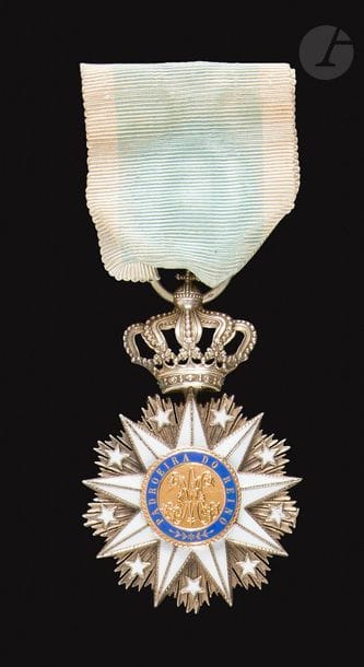 PORTUGAL
ORDRE DE VILA VICOSA, créé en 1819. 
Étoile de chevalier. 
Argent, or et émail. Poinçon d’orfèvre. Ruban. 
62 x 40 mm - Poids brut : 21,2 g
Dans son écrin de la Maison Pinchon, 20 Place Dauphine. 
T.T.B. (Coup au centre). 

