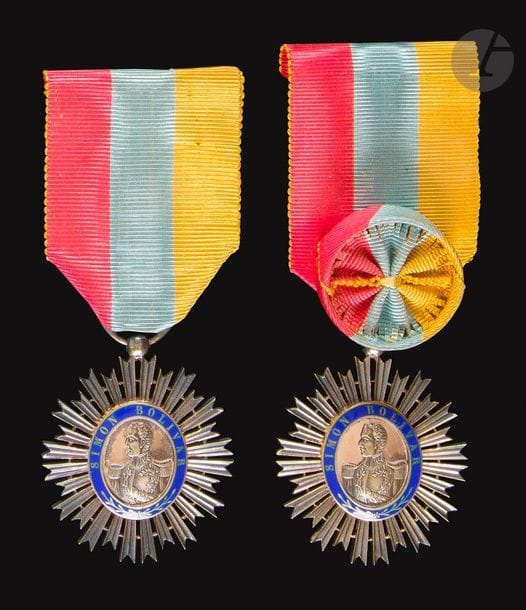 VÉNÉZUELA
ORDRE DU LIBÉRATEUR SIMON BOLIVAR, créé en 1880.
Ensemble comprenant :
- une étoile de chevalier
45 x 38 mm - Poids brut : 14 g
- une étoile d’officier.
45 x 38 mm - Poids brut : 17 g
Belles fabrications en vermeil et émail. Centres en trois parties. Rubans dont un à rosette.
Dans leurs écrins.
SUP.

