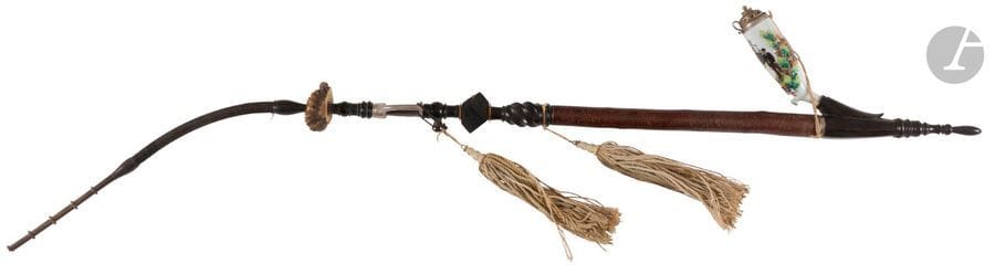Grande pipe de réserviste prussien. 
Tuyau en corne, bois, bois de cerf ; torsade et étrier ; foyer en porcelaine polychrome.
B.E.
Longueur : 120 cm

