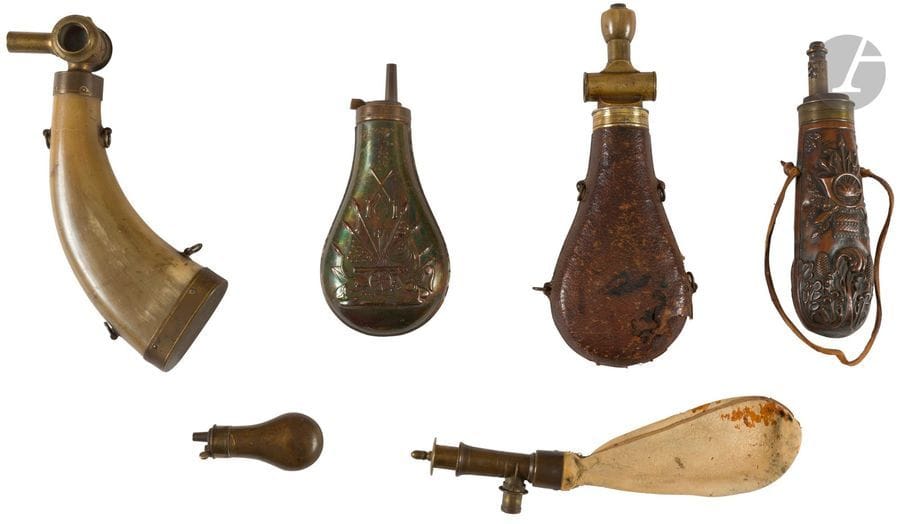 Lot de six poires à poudre et à plomb :
- en cuir et laiton
- en cuivre et laiton à décor cynégétique
- en corne et laiton, à bec doseur
- de boite, en laiton
- en peau et laiton
XXe siècle.
On y joint une poire à poudre en cuivre moderne.


