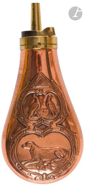 Poire à poudre 
En cuivre estampé à décor de chien et gibier. Bec en laiton
A.B.E. Fin du XIXe siècle.

