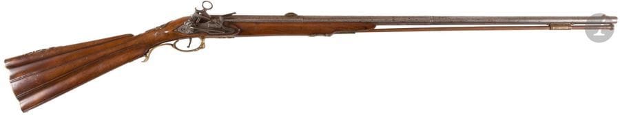 Fin fusil de chasse à silex Italien.
Canon rond, à pans au tonnerre, signé « Cominazzo ». Cran et point de mire en laiton. Platine à la Miquelet gravé de rinceaux et feuillages. Garnitures et pièce de pouce en laiton découpé à décors de rinceaux. Crosse en noyer à la madrilène. Baguette en bois à embout en laiton
B.E. Vers 1760-1780. 

