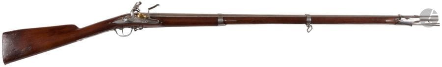 Fusil à silex d’officier. 
Canon rond à méplats au tonnerre. Platine du type An IX, avec reste de signature « … à Charleville » et chien à corps ronds. Garnitures et baguette en fer. Monture en noyer. Crosse à joue avec traces d’insectes restaurées et bouchées
Modèle allégé.
E.M. Fin du XVIIIe, début du XIXe siècle.

