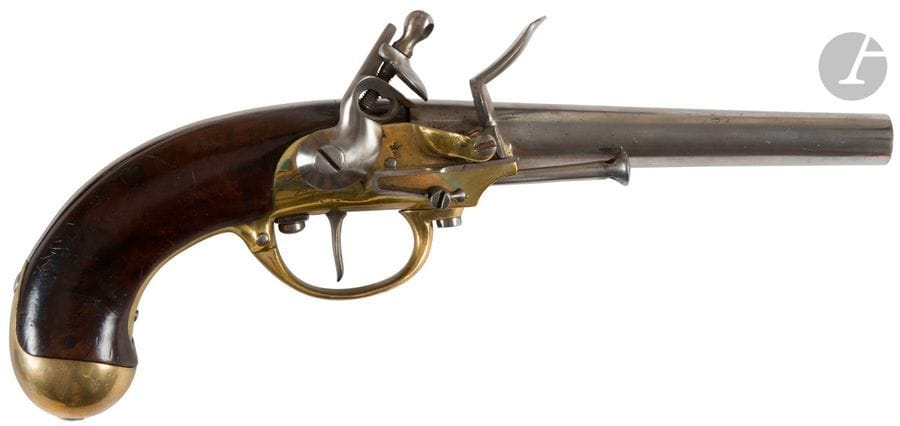 Pistolet d’arçon à silex modèle 1777.
Canon rond à méplats au tonnerre. Platine poinçonnée « L » sous couronne et gravée « Saint Etienne ». Coffre et garnitures en laiton. Crochet de ceinture et baguette en fer.
B.E.


